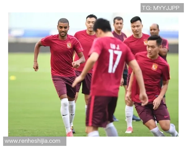 出警时意外邂逅足球明星视频引发热议球迷纷纷点赞 出警时意外邂逅足球明星视频引发热议球迷纷纷点赞