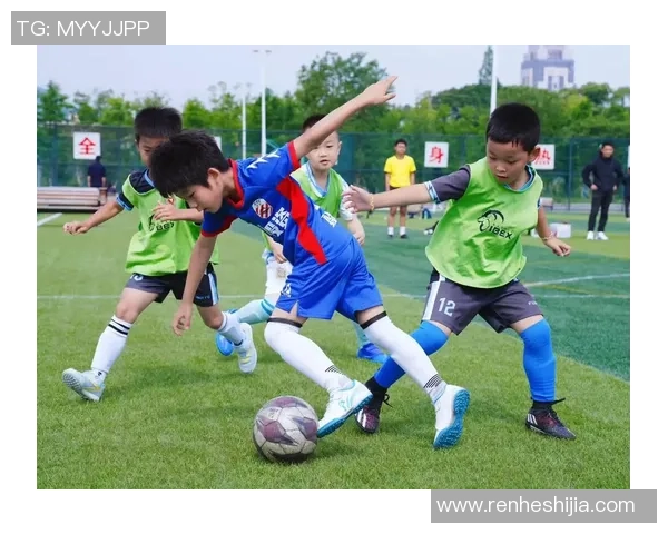 恋人头足球的激情与默契在绿茵场上交织的浪漫故事 恋人头足球的激情与默契在绿茵场上交织的浪漫故事