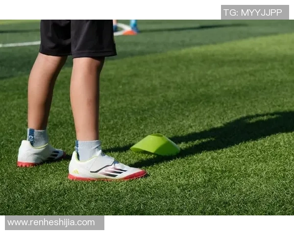 足球教练亲自示范精彩球技展现训练技巧与战术思维的完美结合 足球教练亲自示范精彩球技展现训练技巧与战术思维的完美结合